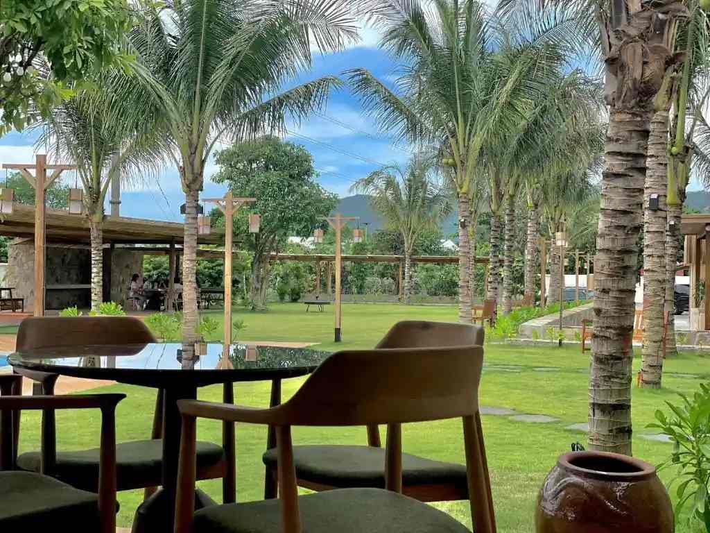 Spacious grounds at Field Villa Hoàng Diệu